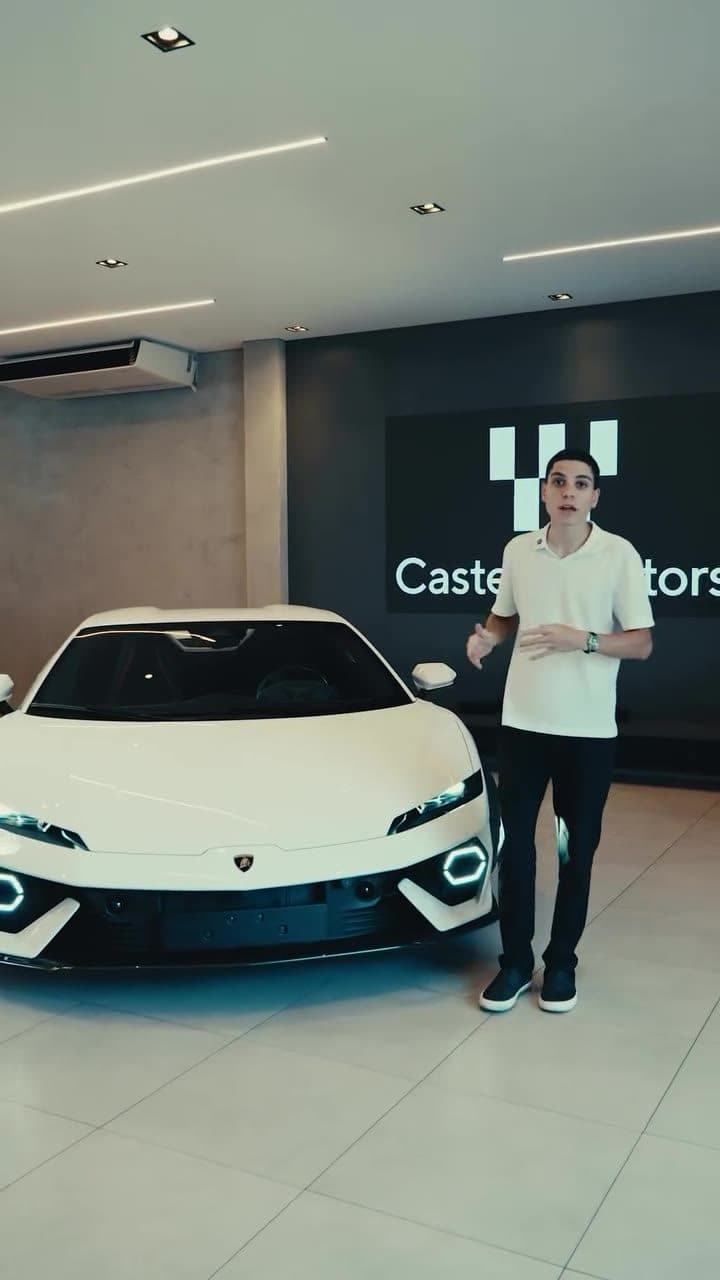 Lamborghini Temerario branca no salão, diante da parede com o logo da Castelo Motors
