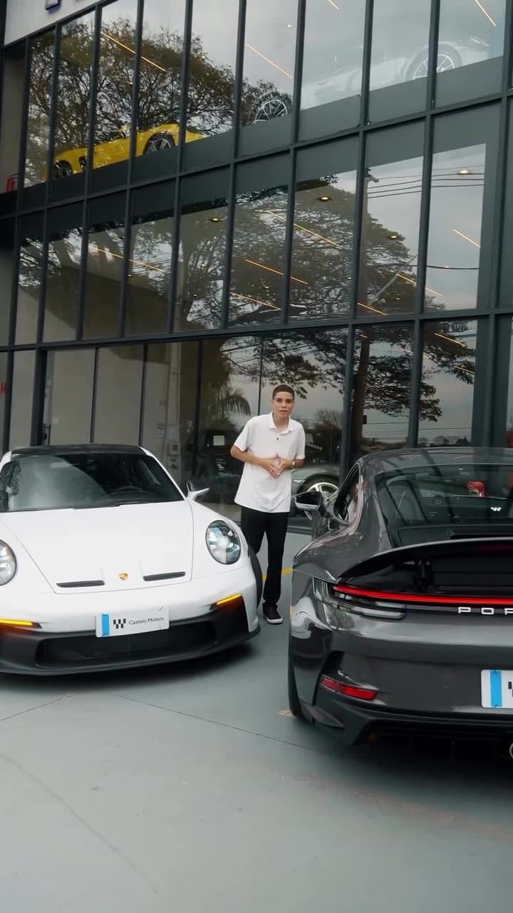 Dois Porsche 911 GT3 lado a lado no salão da Castelo Motors