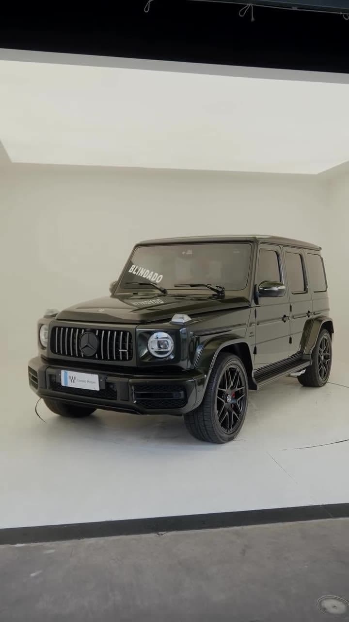 Mercedes-AMG G63 preta no estúdio claro da loja